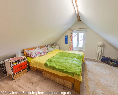 Schlafzimmer im Dachgeschoss-Architekturfotografie ImmoShooting